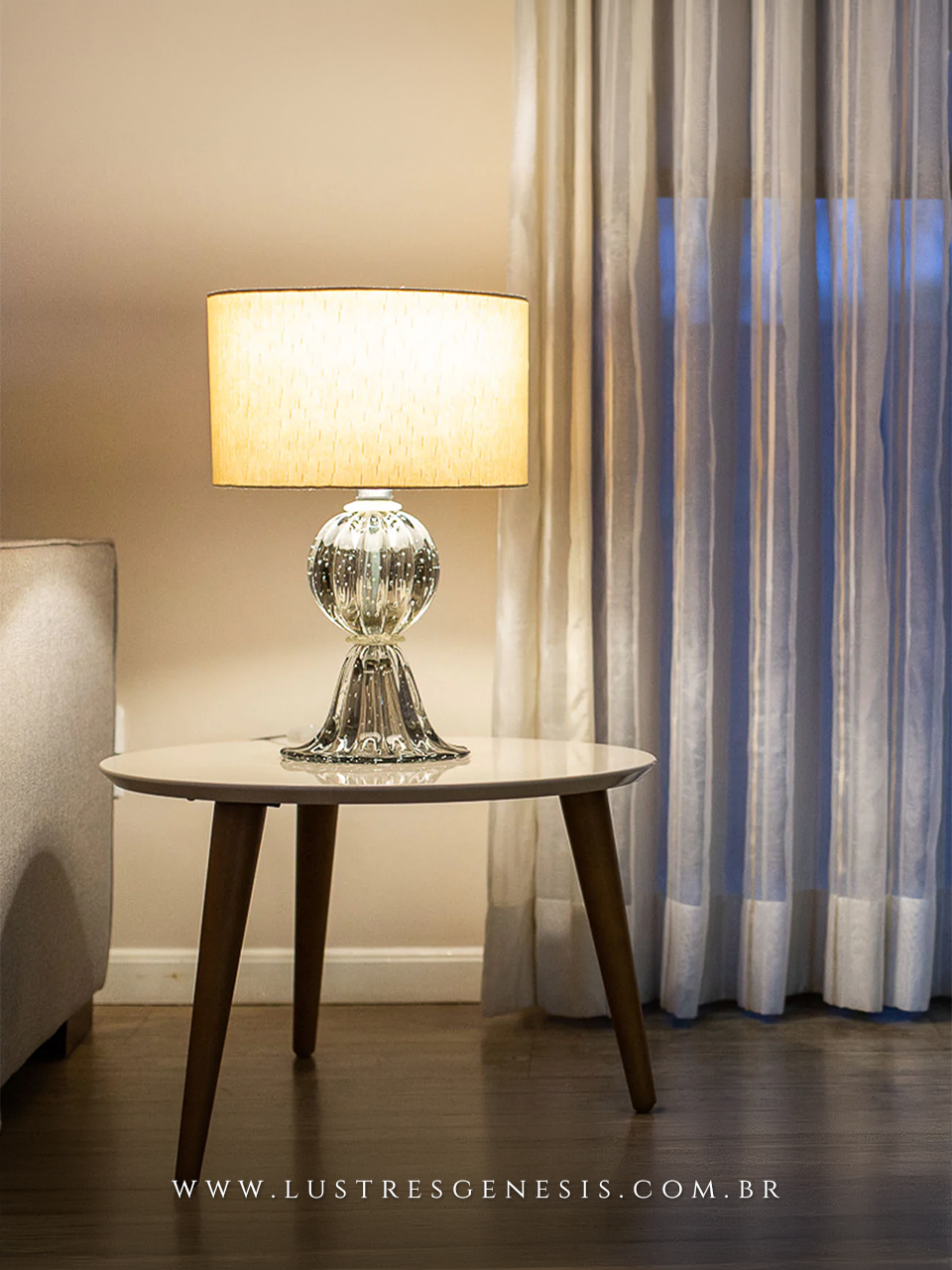 A base do abajur é cuidadosamente trabalhada, proporcionando estabilidade e um toque de luxo.